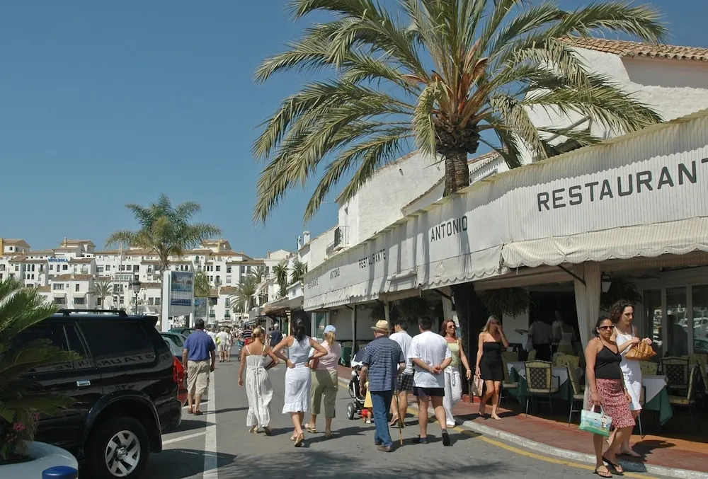Beach Front Apt, Puerto Banus, Family Freindly, Free Wifi /parking.pools, Aircon