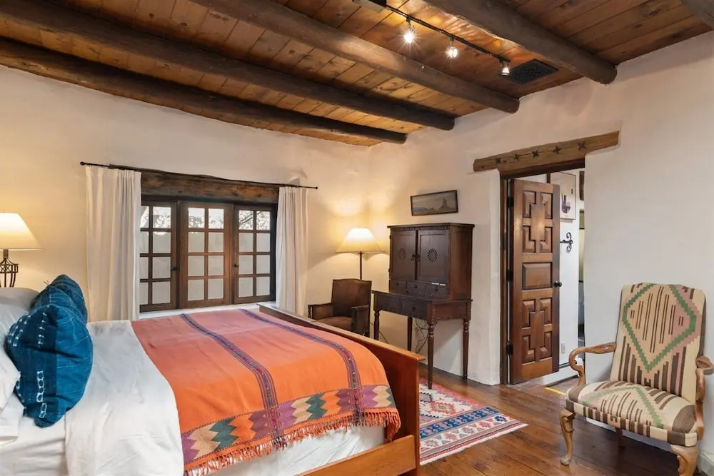 Garcia St. Adobe - Historic District, Close to Canyon Road, Three Master Bedrooms, Great Outdoor Space