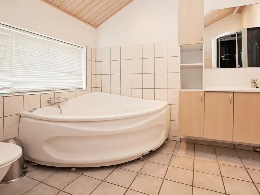 Rustic Holiday Home in Ebeltoft with Hot Tub