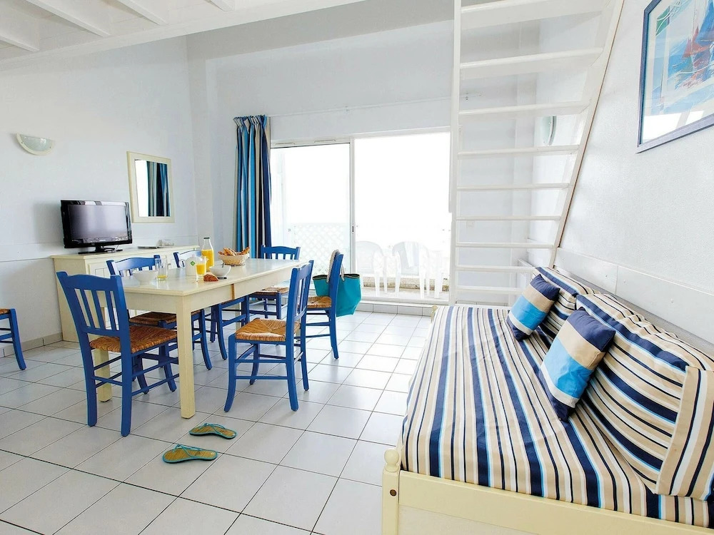 Studio with a view on the pool or sea near Fort Boyard