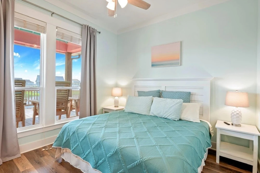 Coral Cabana 4 Bedroom Home by RedAwning