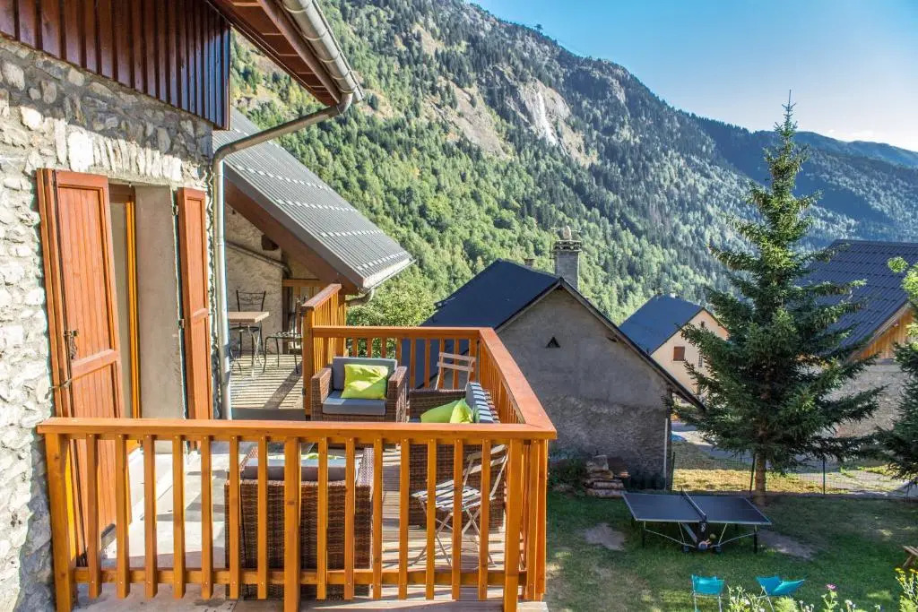 Ski Peak - Chalet Rostaing - Incredible vaulted ceiling dining room and breathtaking garden