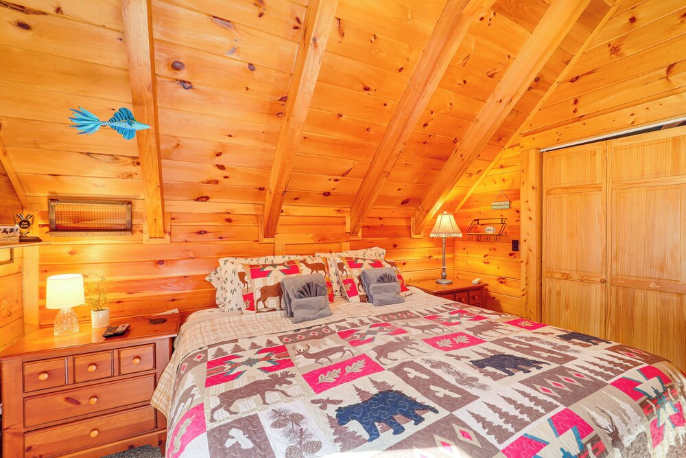 Cozy Family Cabin w/ Hot Tub - 10 Mi to App State!