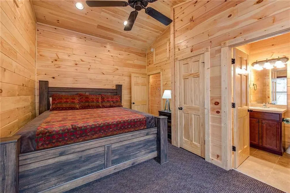 Majestic Manor - Three Bedroom Cabin