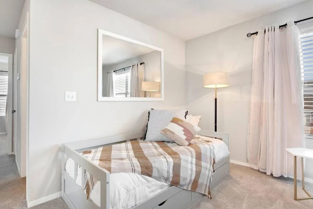 The Ivory - SLEEPS 10 - Perfect for Mid-Term Stays