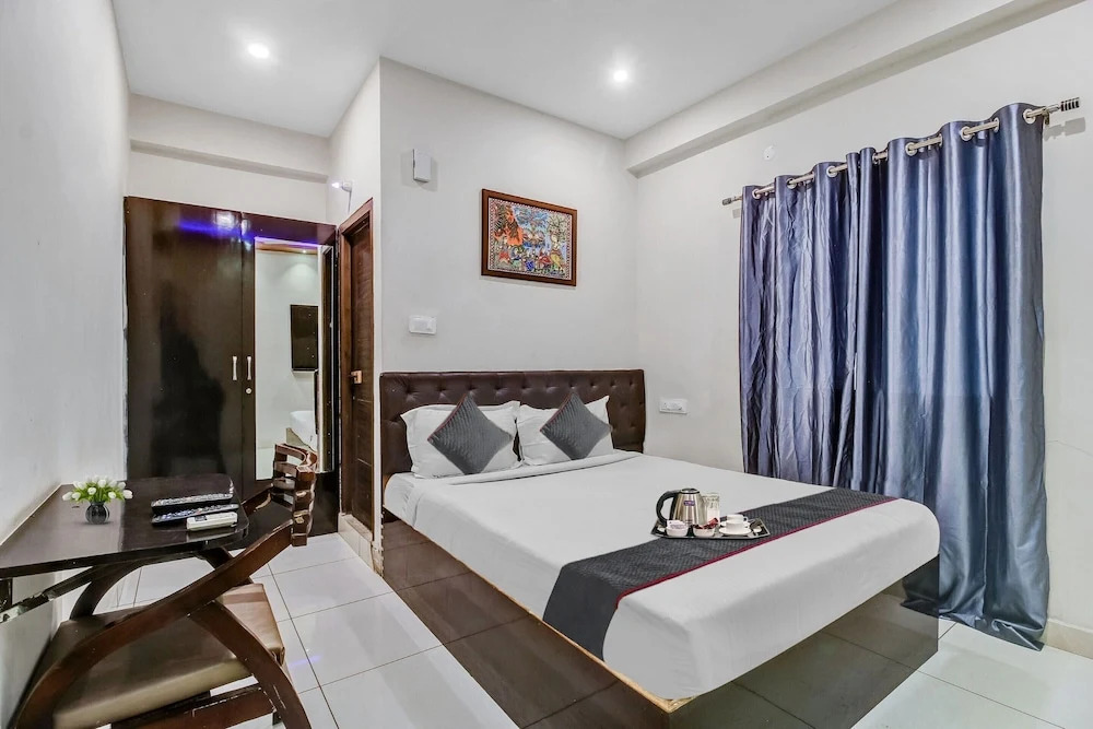 OYO 22425 Hotel Honey Cruise