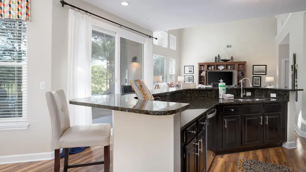 CONDO with GOLF CART and short walk to Village of Baytowne Wharf