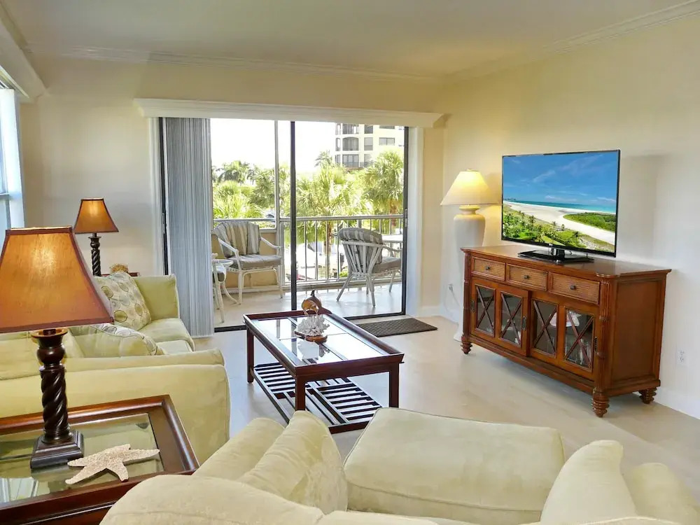 Bright Condo in Community With Pool/steps to Beach