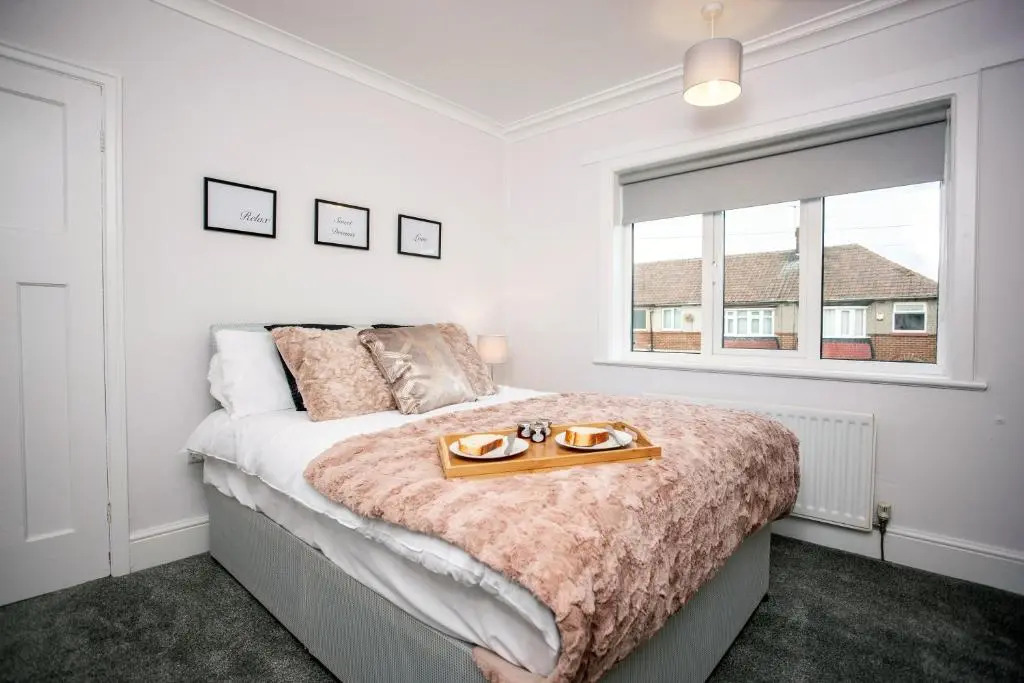 Keithlands House 4 Bedrooms Workstays UK Video Tour Available