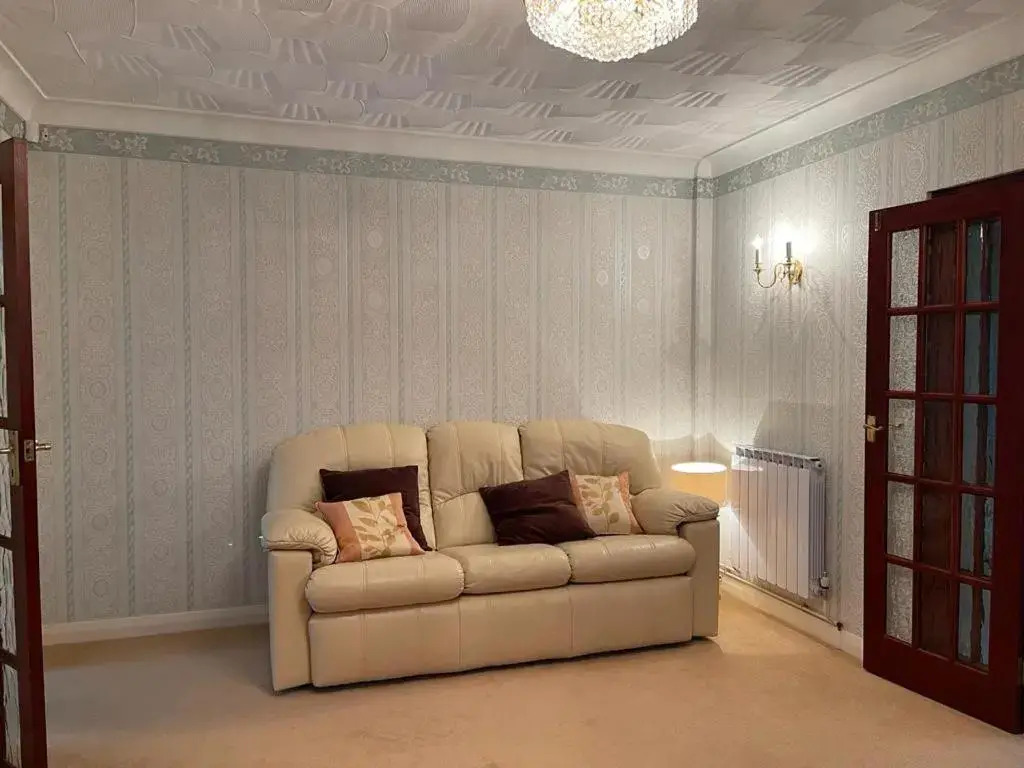 Cheerful 3 bedroom house with off street parking