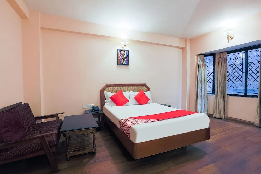 OYO 48910 Hotel Blue Bird