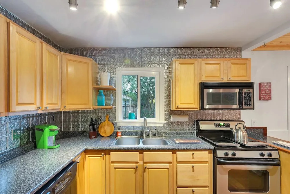 2BR Newly Remodeled Stylish Rosedale House by RedAwning