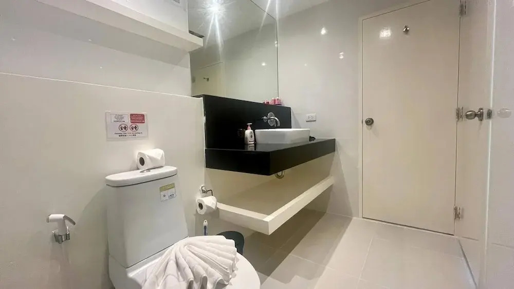 B14 - 2 Bedroom Condo With Pool Access, Karon Beach