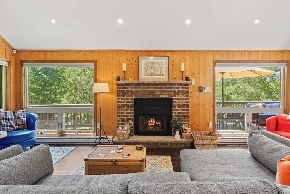 Waterside Haven by Avantstay Lakefront, Hot Tub, Game Room, Fire Pit