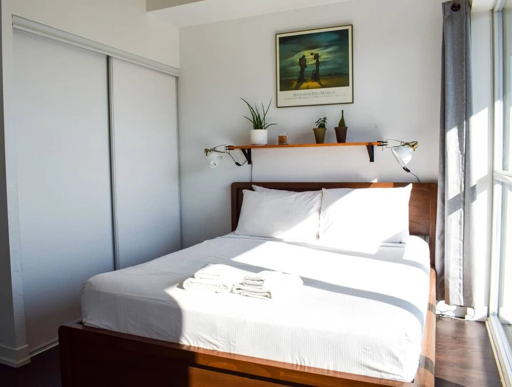 Modern Queen West 2 Bedroom and 2 Bathroom