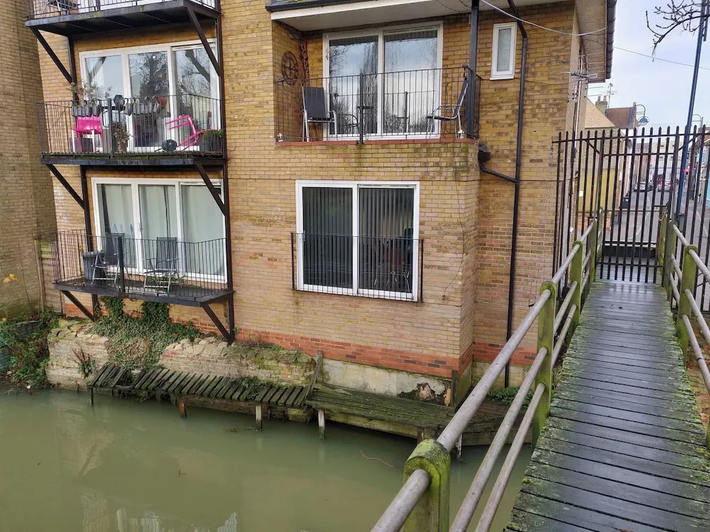 Waterfront House 3 BR Parking St Neots Town Centre