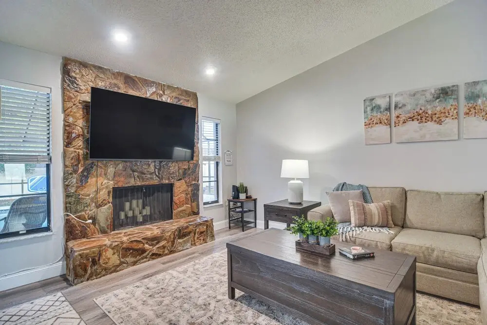 Largo Oasis w/ Pool & Grill: 6 Mi to Beach!