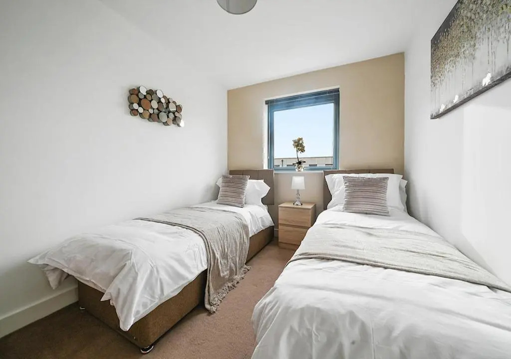 Stevenage's No1 Town Centre Apartment, Upto 5 People, With Free Car Park - Book Today