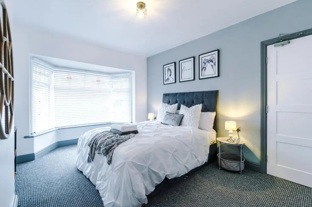 Families Only - Pet Friendly sleeps 6 maximum NO PARTIES