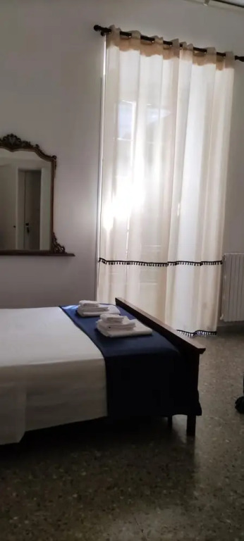 Room-come and Visit Naples !! We Look fo