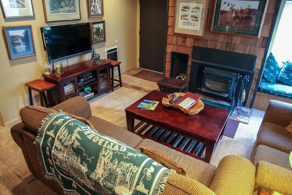 Bigwood 62 Quiet and Cozy in Forest Setting, with Garage Parking by RedAwning