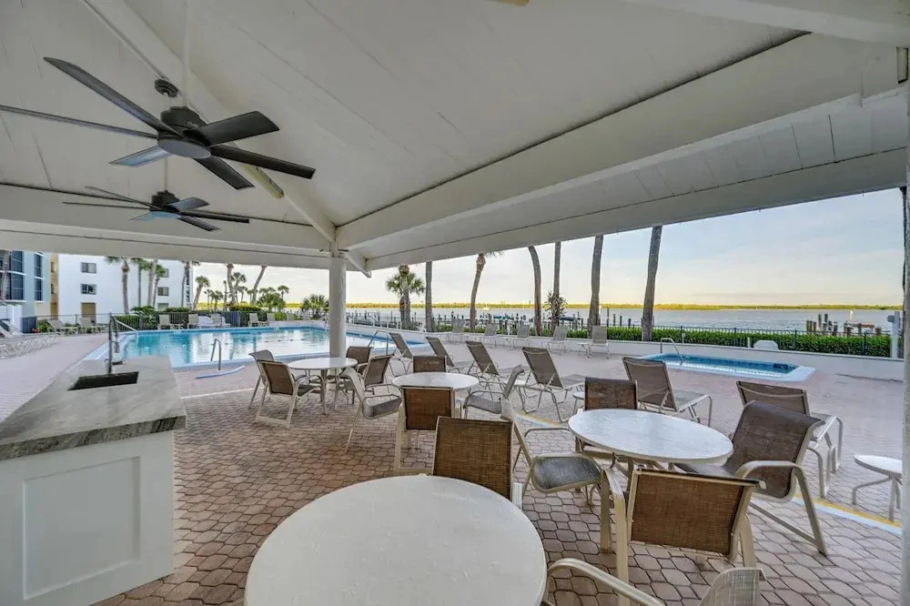 Riverside Marco Island Condo: Pool & Marina Access