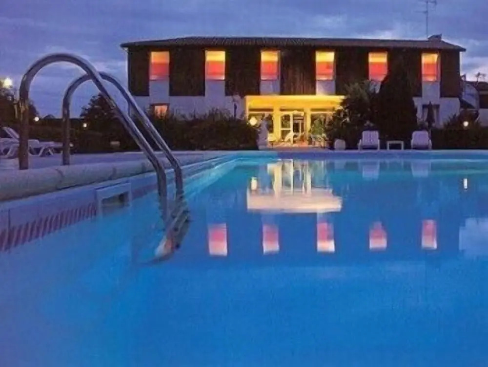 Logis Hôtels - Le Pont Bernet - Hotel 2 étoiles et restaurant