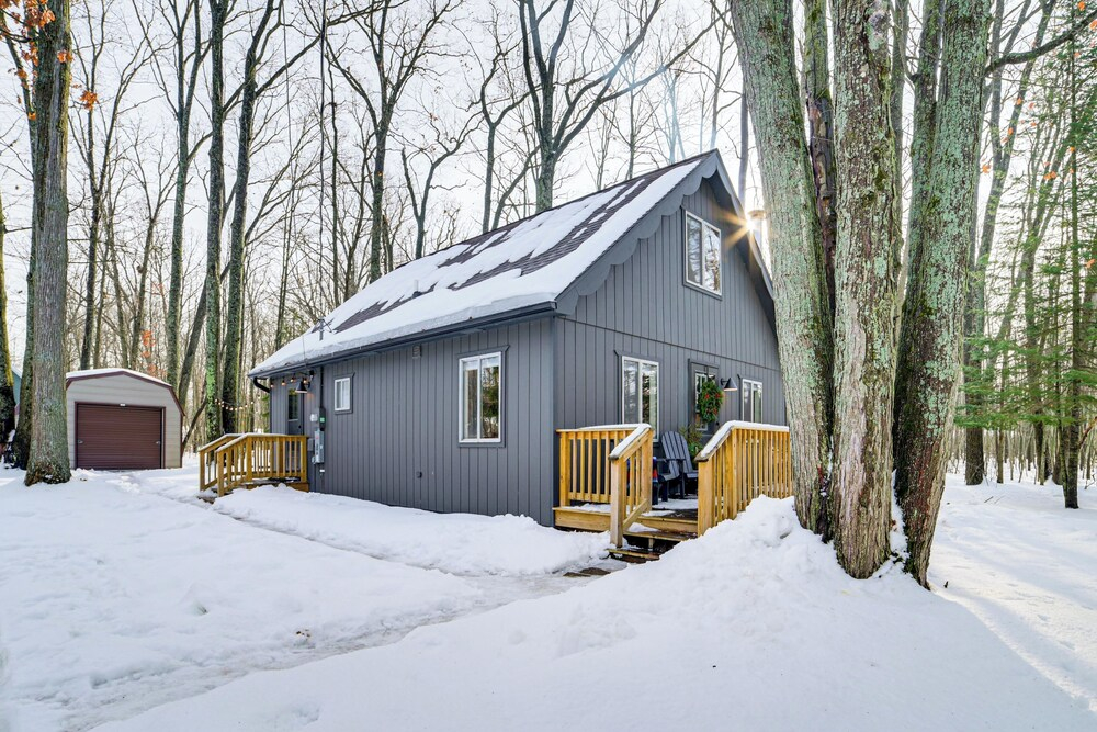 Roscommon Chalet w/ Hot Tub Near Higgins Lake!