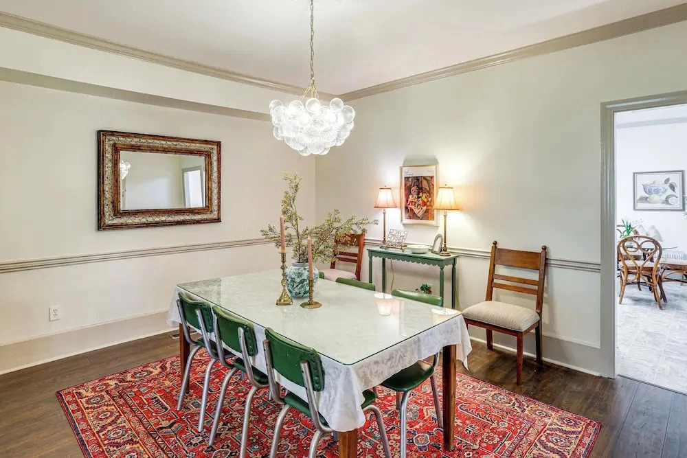 Steps to Oxford Square! Charming Family Escape