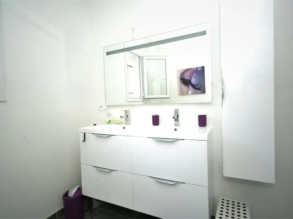 Modern holiday home with private swimming pool, air conditioning and enclosed garden