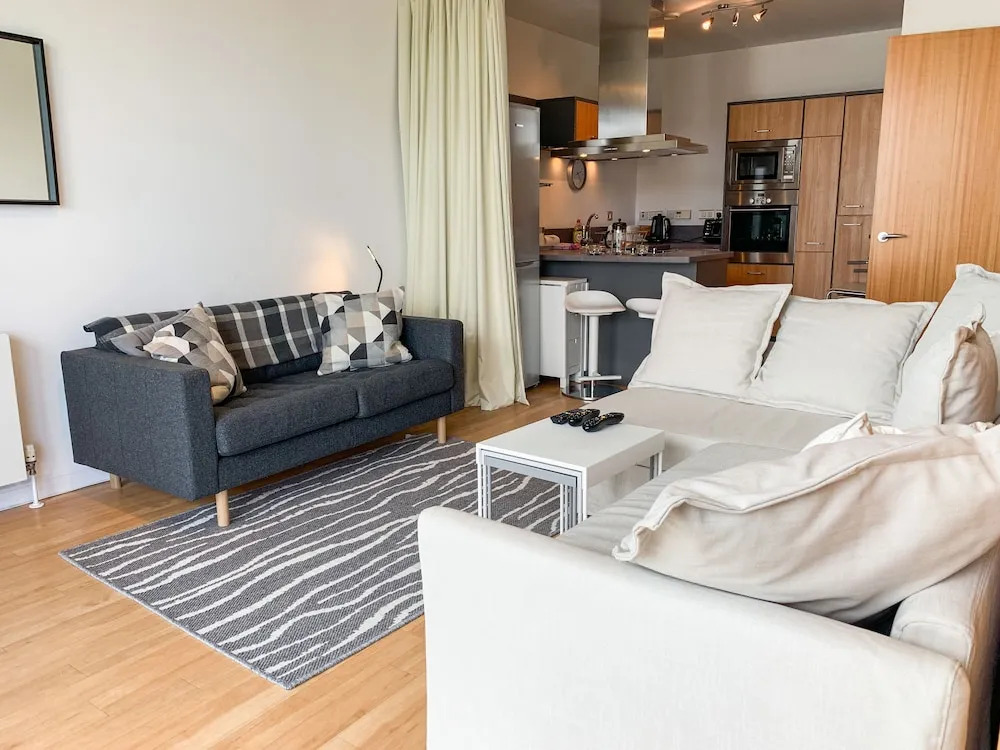 Waterfront Apartment near Hydro and SEC