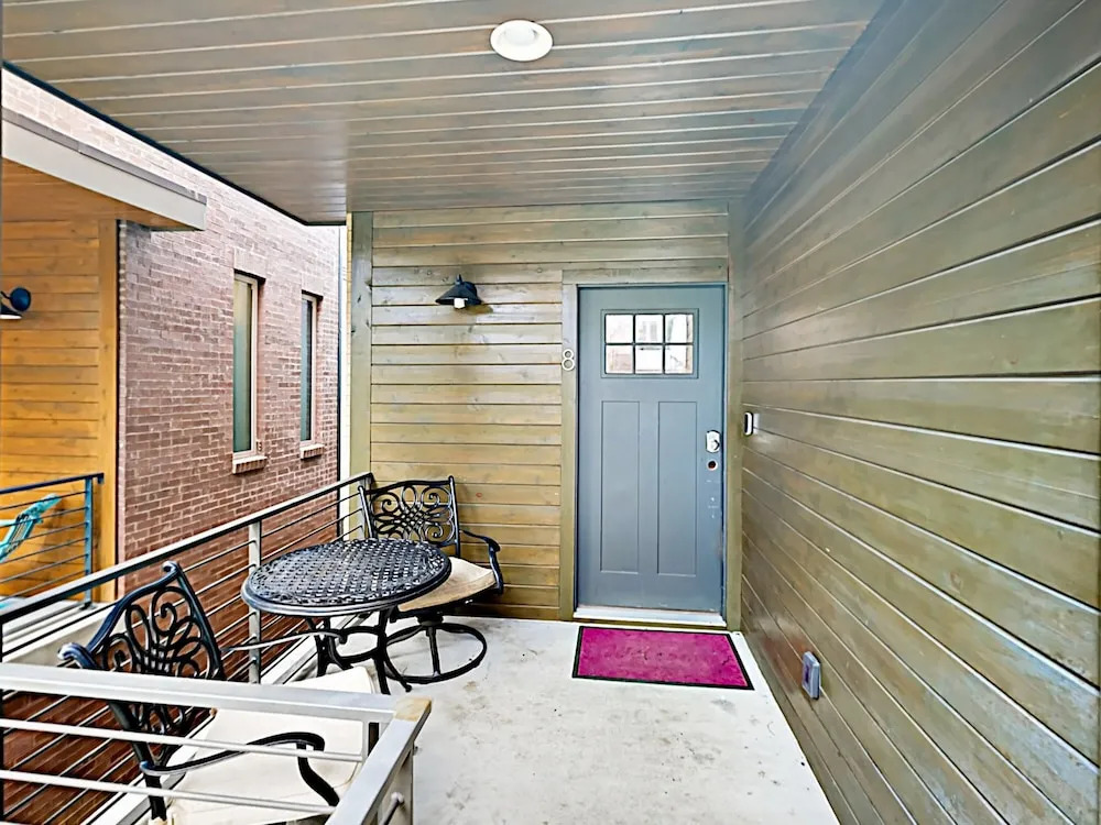 Modern WeHo Apt 8 - 3 Br Townhouse