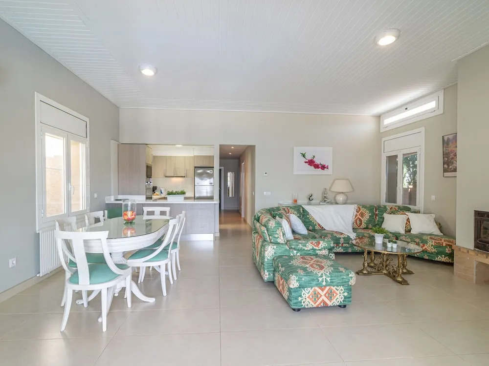 4 bedroom villa with pool in the channel of Empuriabrava