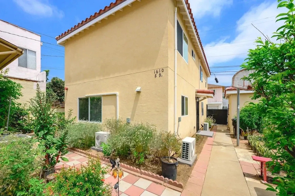 Modern Home Near Pasadena Garage Full Kitchen
