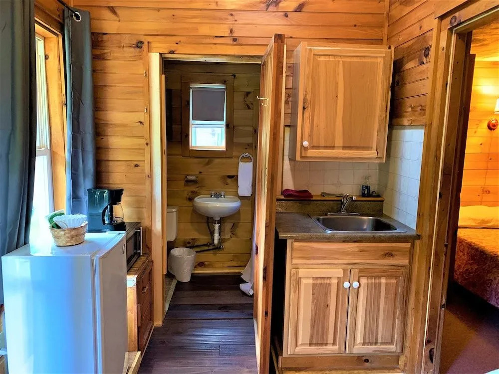 Pine Crest Motel & Cabins