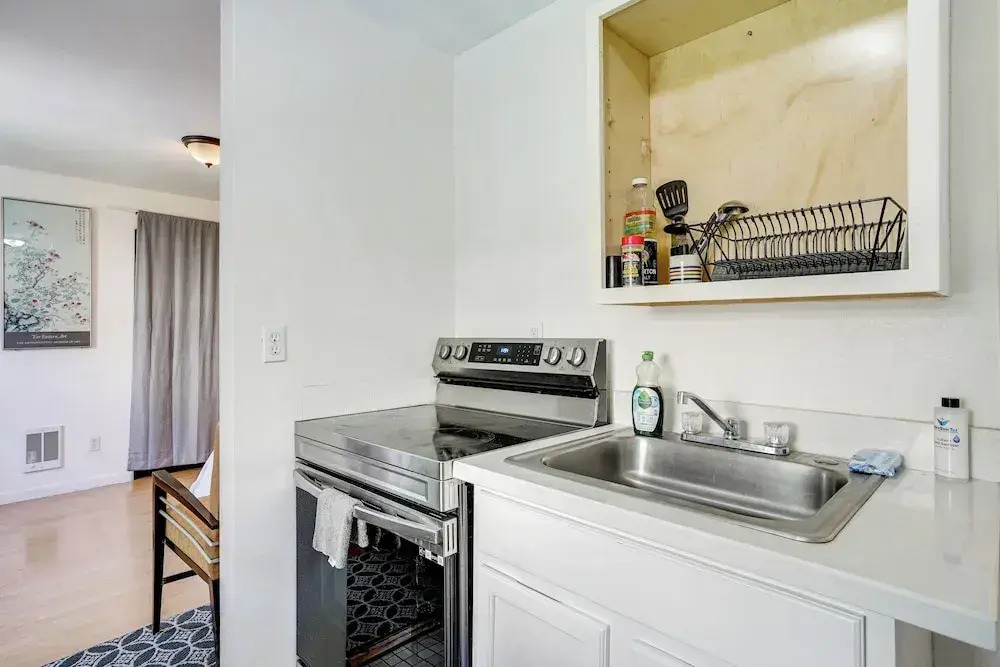 5 Mi to Dtwn Oakland: Studio w/ Shared Patio