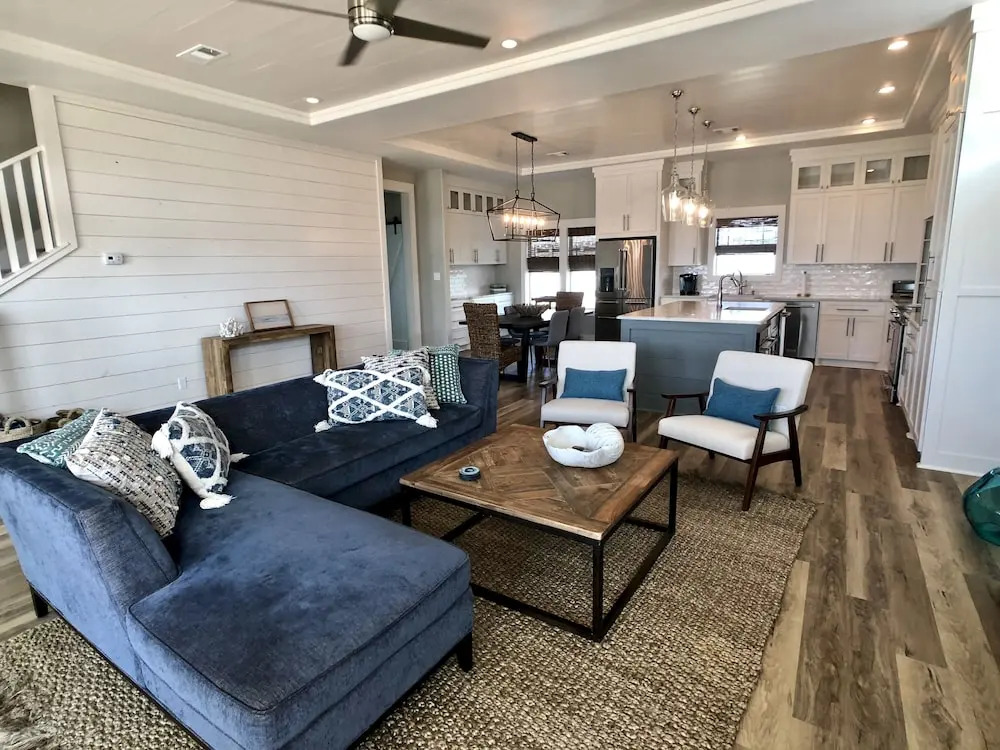 EZ Come EZ Geaux Home 4 Bedrooms 3.5 Bathrooms Home