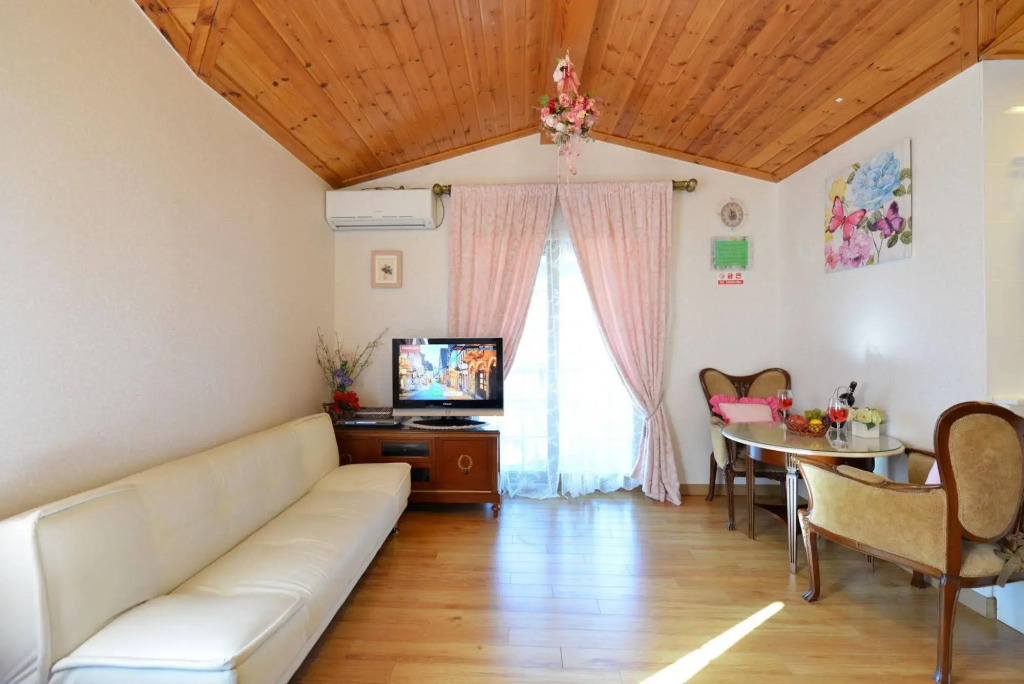 Bohemian couple pension