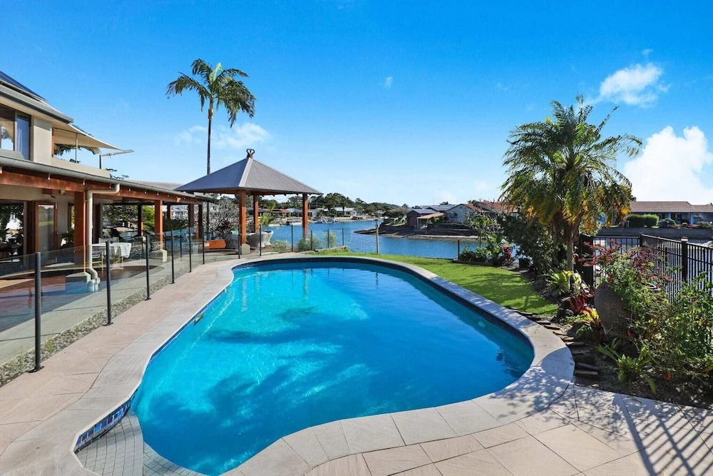 Schman55-Waterfront, Resort-Style Entertainer