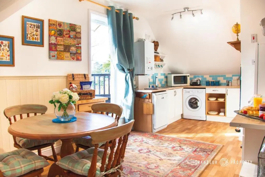 Sky View - Lovely 1bed Suite close to Beach and with Parking