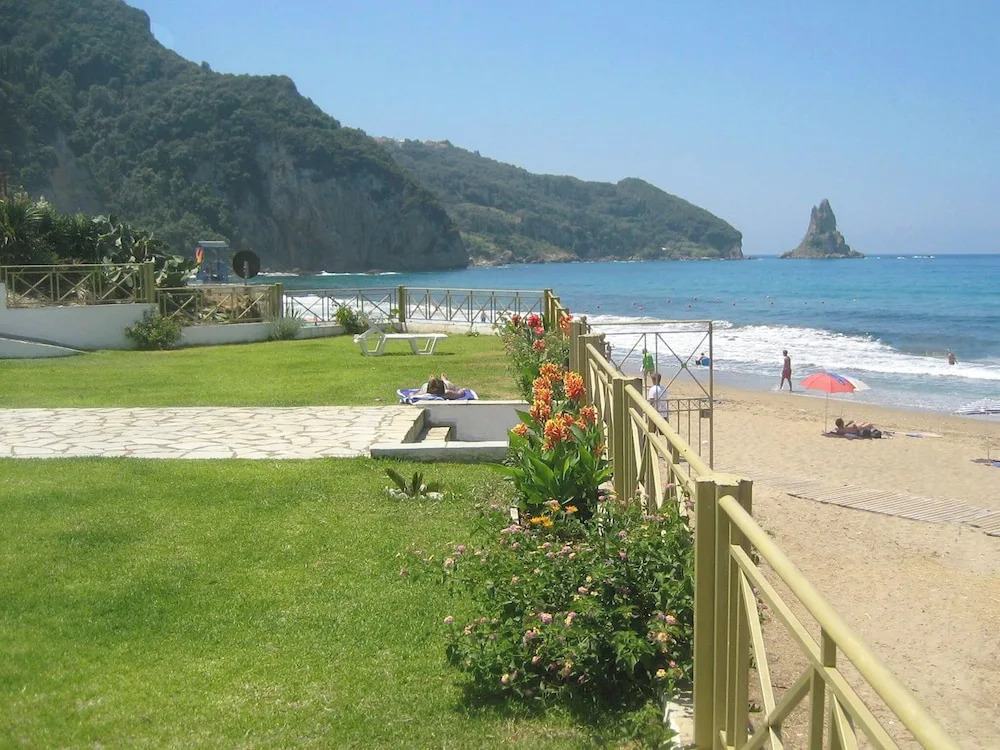 Beachfront 4-bed Luxury Suite - Agios Gordios Corfu Greece