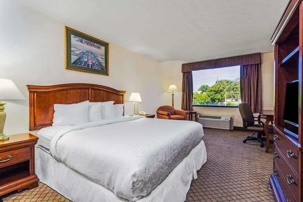 Holiday Inn Hotel And Suites