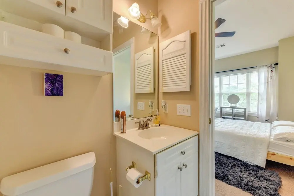 Charming Condo w/ Balcony, 1 Mi to UNC Charlotte!