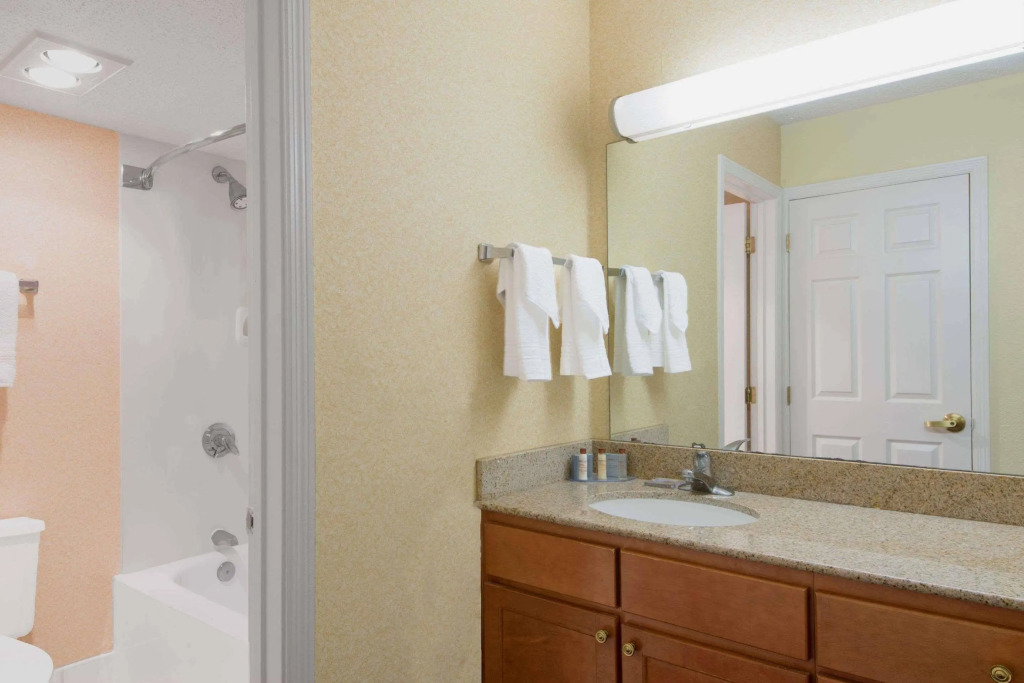 Hawthorn Suites by Wyndham Airport East Hotel
