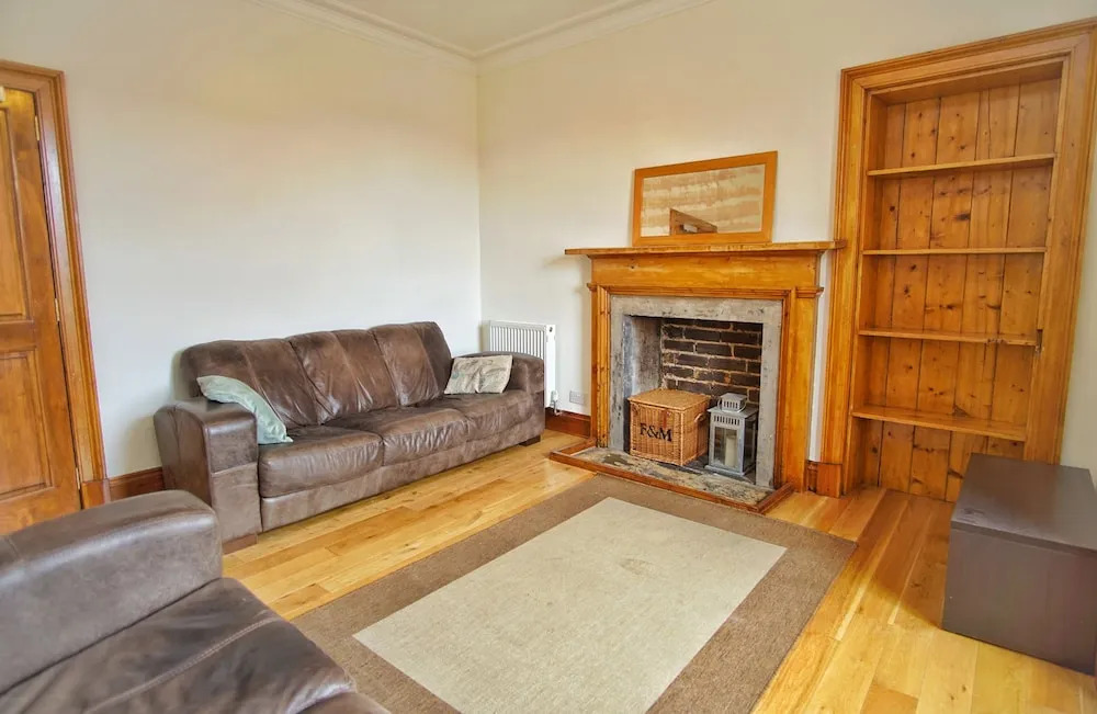 Spacious, Bright, Festival Flat for 6 at Meadows