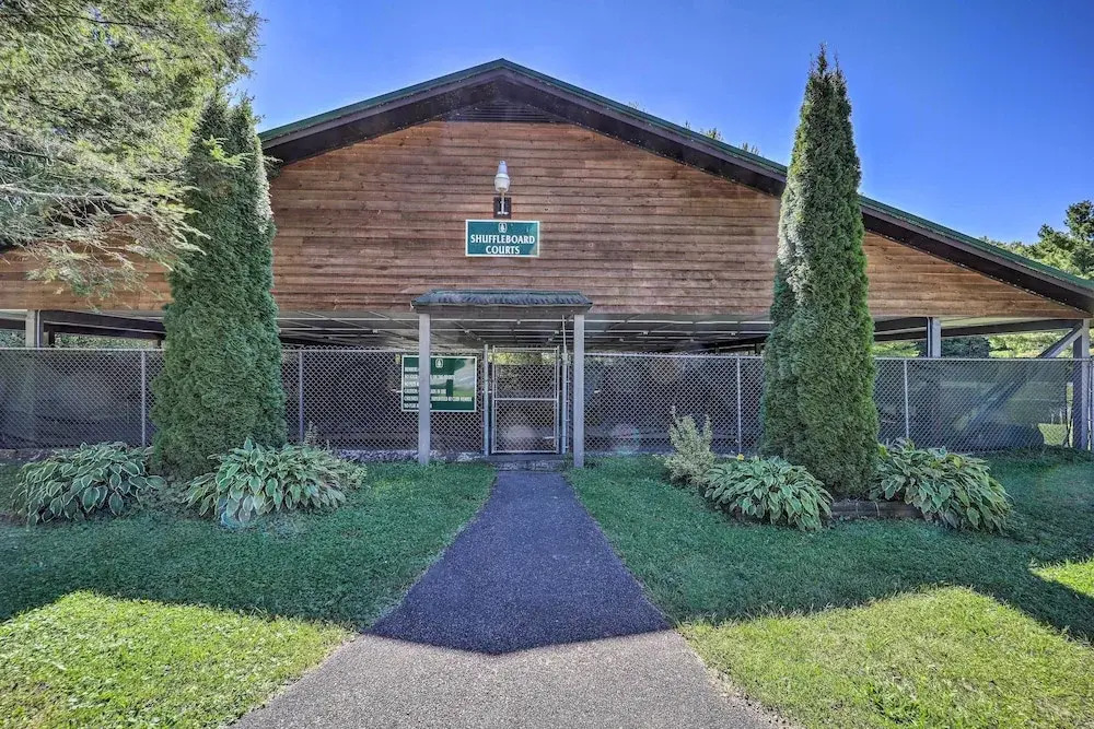 Lake & Pool Access! Outdoorsy Getaway in Newland