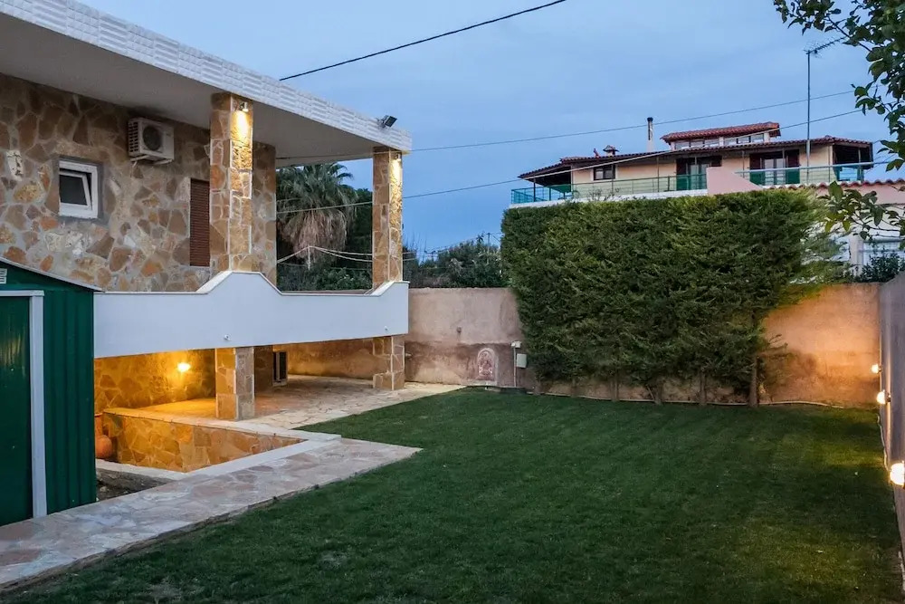 Spacious home with garden in Marathonas