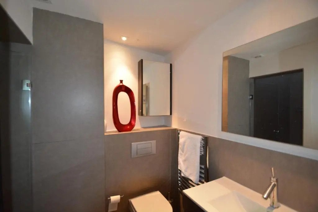 Chic Stylish Apartment with 2 Beds And Roof Terrac