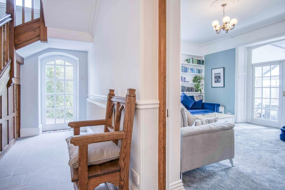 The Old Rectory - 5 Bedroom Holiday Home - Llanedi