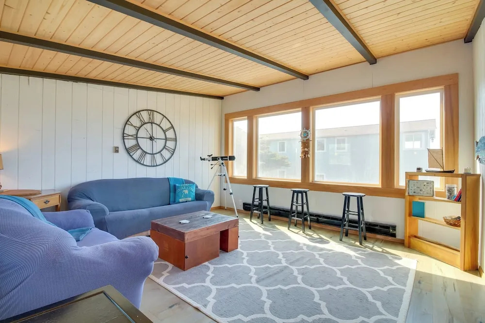 Bandon Home w/ Patio, Steps to South Jetty Park